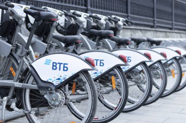 MOSCOW, RUSSIA 04 06 2021 Moskova 'daki bisiklet kiralama parkı