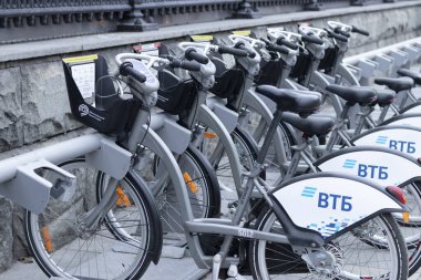 MOSCOW, RUSSIA 04 06 2021 Moskova 'daki bisiklet kiralama parkı