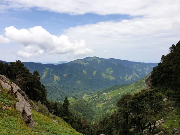 秀丽的喜马偕尔邦山谷 从高处俯瞰青山 有选择的焦点 — 图库照片