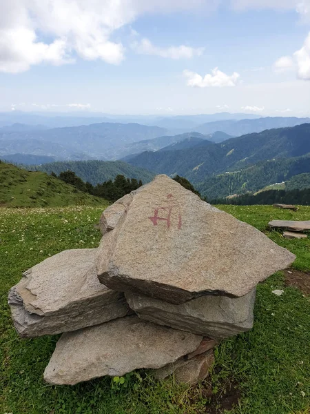 玛雅字写在石头上 背景是美丽的青山 — 图库照片