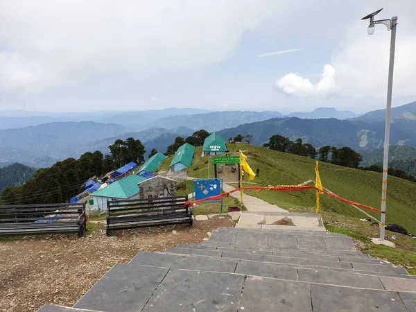 印度喜马偕尔邦曼迪 2020年7月5日 从Shikari Devi庙宇俯瞰高山美景 从山上俯瞰庙宇阶梯的高角度景观 — 图库照片