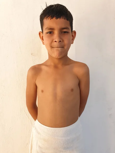 Портрет Маленького Мальчика Рубашки Белым Полотенцем Индийский Ребенок Смотрящий Камеру Стоковая Картинка
