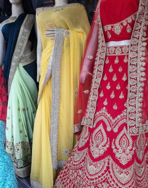 Hint geleneksel elbisesi - Hint pazarında çok renkli sari ve lehenga satışı.