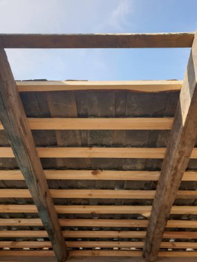 Binanın çatısına döşeme döşeme döşeme işleminin içerisinden fotoğraf.