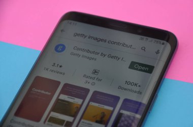 Mandi, Himachal Pradesh, Hindistan - 03 05 2021: Samsung Galaxy eğri ekran cep telefonunun renkli arka plan üzerinde Google Play Store 'da sergilenen Getty Images uygulamasının düşük açılı görüntüsü 