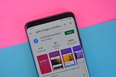 Mandi, Himachal Pradesh, Hindistan - 03 05 2021: Samsung Galaxy eğri ekran cep telefonunda çok renkli arka plan üzerinde Google Play Store 'da gösterilen Getty Images uygulamasının en iyi açı çekimi
