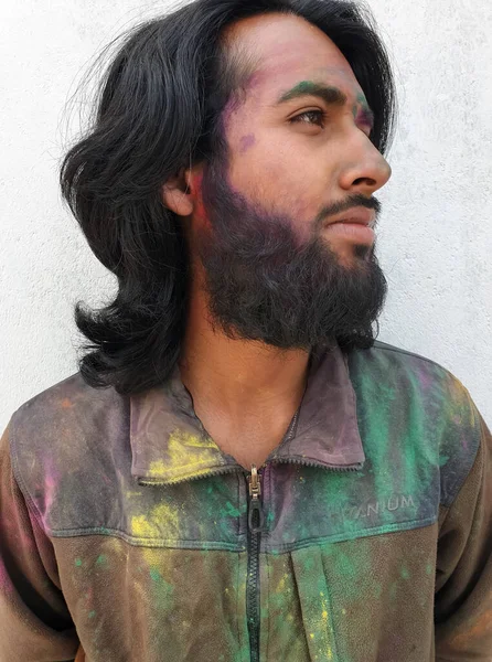 Cerca Retrato Hombre Joven Cubierto Con Polvo Color Holi Multicolor — Foto de Stock