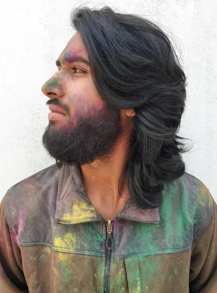 Närbild Porträtt Ung Man Täckt Med Flerfärgad Holi Färg Pulver — Stockfoto
