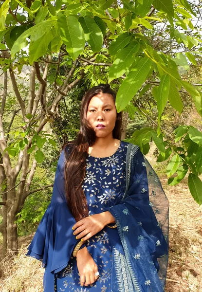 Mavi Elbiseli Güzel Bir Asyalı Genç Kız Doğada Kameraya Bakan — Stok fotoğraf
