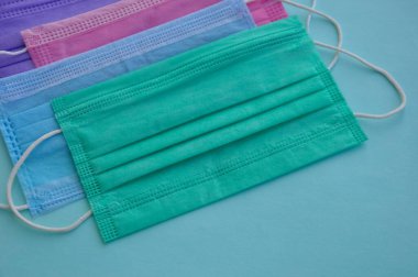 Mavi arka planda izole edilmiş yüksek açılı tıbbi yüz maskesi, cerrahi yüz maskesi - Stok Fotoğrafı 