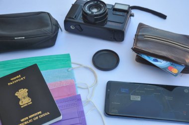 Mandi, Himachal Pradesh, Hindistan - 04: 24 2021: Beyaz zemin üzerinde izole edilmiş önemli seyahat aksesuarlarının genel görünümü, Coronavirus salgını sırasında seyahat kavramı (Covid-19 krizi)