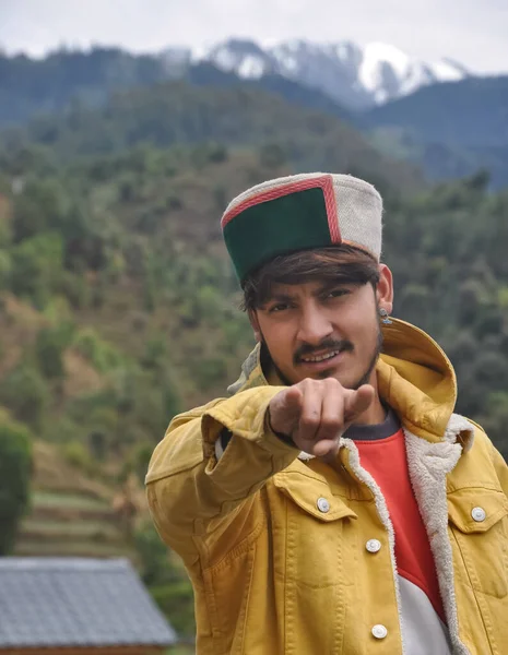 Beau Jeune Homme Montrant Geste Roche Avec Veste Jaune Himachali — Photo