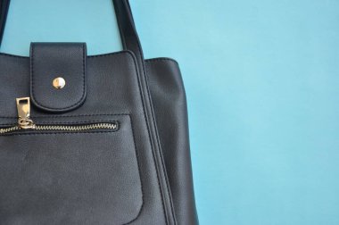 Üstün açılı siyah deri çanta ve negatif boşluk. 