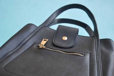 Siyah deri çantanın düşük açılı görüntüsü