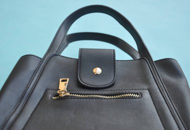 Siyah deri çantanın düşük açılı görüntüsü