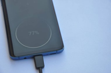 USB Tip-C kablosu ile bağlantılı bir akıllı telefonun genel görünümü negatif alan, cep telefonu şarjı - Stok Fotoğrafı 
