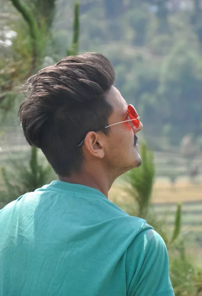 Vista Desde Atrás Guapo Joven Indio Con Gafas Sol Mirando —  Fotos de Stock