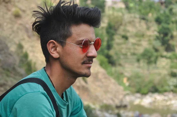 屋外に座って横を見ている間に赤いサングラスをかけているハンサムなインド人の高解像度のクローズアップ 自然界の人々 ストックフォト — ストック写真