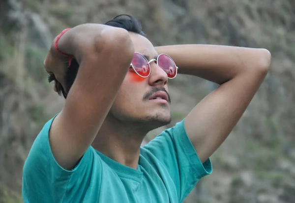 Foto Close Dari Seorang Pria Muda Mengenakan Kacamata Hitam Dan — Stok Foto