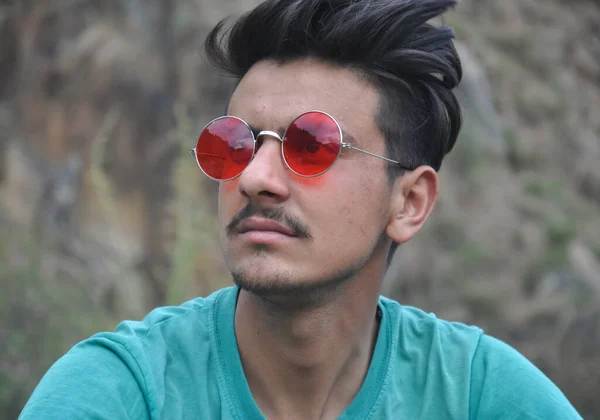Vorderansicht Eines Gutaussehenden Indischen Typen Mit Sonnenbrille Während Draußen Sitzt — Stockfoto