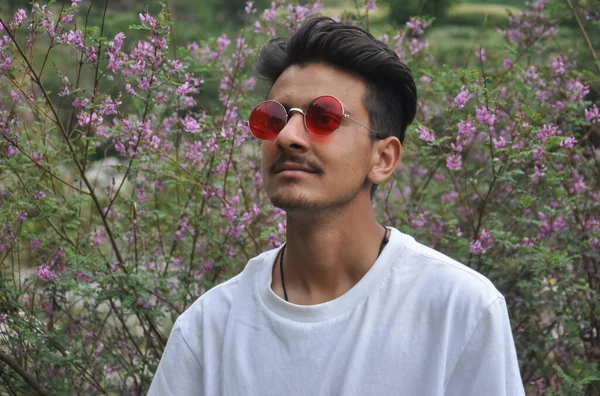 Retrato Joven Del Norte India Con Camiseta Blanca Gafas Sol —  Fotos de Stock