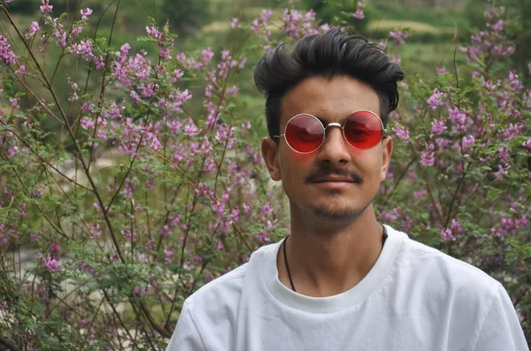 Vista Frontal Joven Del Norte India Con Camiseta Blanca Gafas —  Fotos de Stock