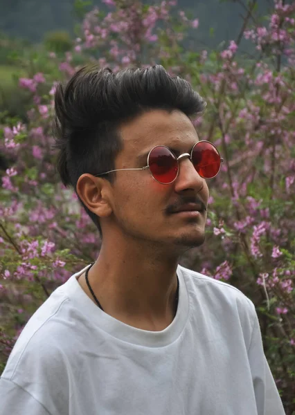 Retrato Jovem Indiano Norte Vestindo Camiseta Branca Óculos Sol Vermelhos — Fotografia de Stock