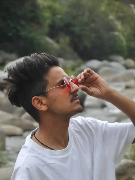 Vista Lateral Joven Indio Ajustando Sus Gafas Sol Mientras Está —  Fotos de Stock