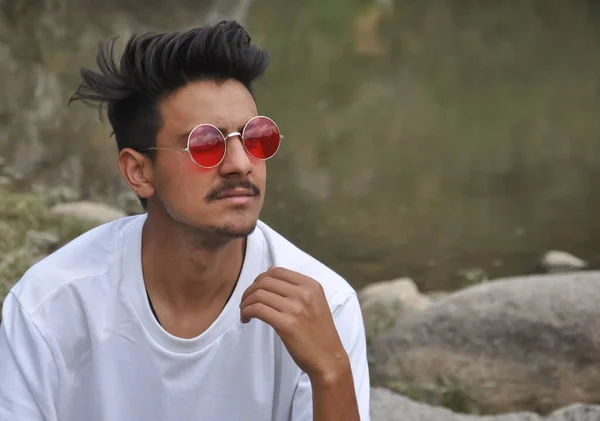 Joven Guapo Del Norte India Sentado Lado Del Río Con — Foto de Stock