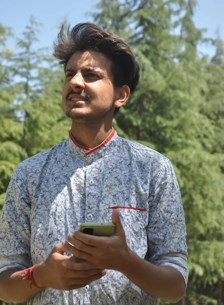 Nahaufnahme Porträt Eines Indischen Gut Aussehenden Jungen Mannes Der Draußen — Stockfoto