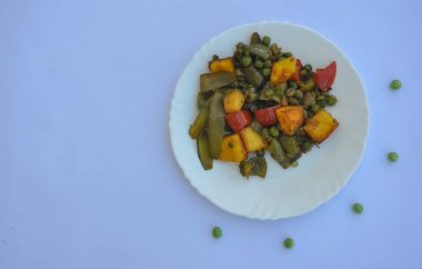 Matar Paneer karışık sebze tarifi (Hint yemeği) beyaz arkaplan üzerinde fotokopi alanı ile yüksek açılı görünüm 
