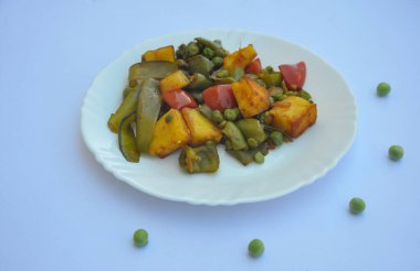 Matar Paneer 'in düz yatağı beyaz arkaplan üzerinde sebze tarifi (Hint yemeği) 