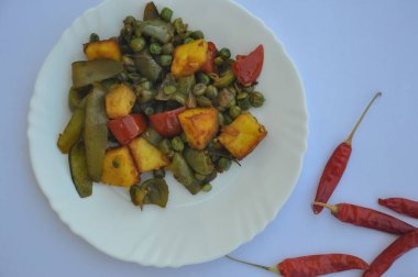 Matar Paneer 'in düz yatağı beyaz arkaplan üzerinde sebze tarifi (Hint yemeği) 