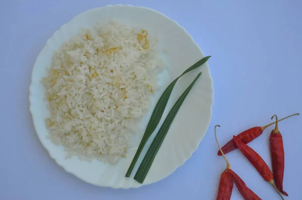 Beyaz Tabakta Yakın Plan Pirinç Beyaz Arkaplanda Kırmızı Kırmızı Biber — Stok fotoğraf