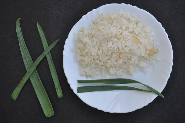 Bovenaanzicht Van Rijst Witte Plaat Geïsoleerd Zwarte Achtergrond — Stockfoto