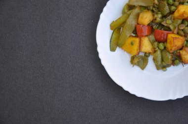 Matar Paneer karışık sebze tarifinin (Hint yemeği) üst görünümü metin için kopyalama alanı ile siyah renk arkaplanı üzerinde