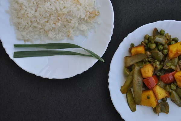 Close Bovenaanzicht Van Rijst Matar Paneer Mix Groenten Witte Plaat — Stockfoto