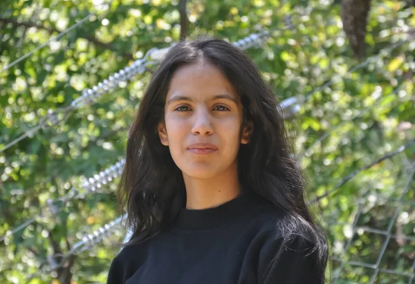 Siyah Kazak Giyen Güzel Bir Hintli Genç Kızın Yakın Plan — Stok fotoğraf