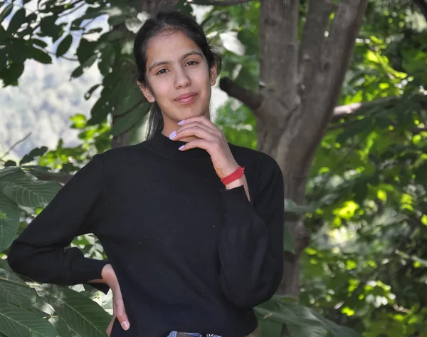 Close Portret Van Een Mooi Noord Indisch Jong Meisje Natuur — Stockfoto