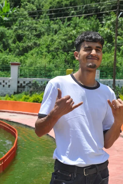 Retrato Jovem Bonito Vestindo Camiseta Branca Lado Lago Posando Com — Fotografia de Stock