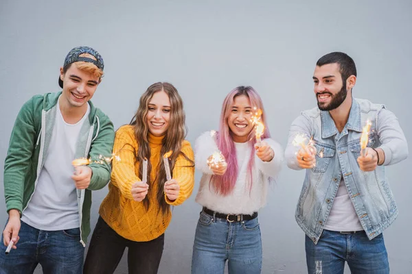 Bir Grup Çoklu Etnik Arkadaş Maytaplarla Oynuyorlar Dört Yabancı Ellerinde — Stok fotoğraf