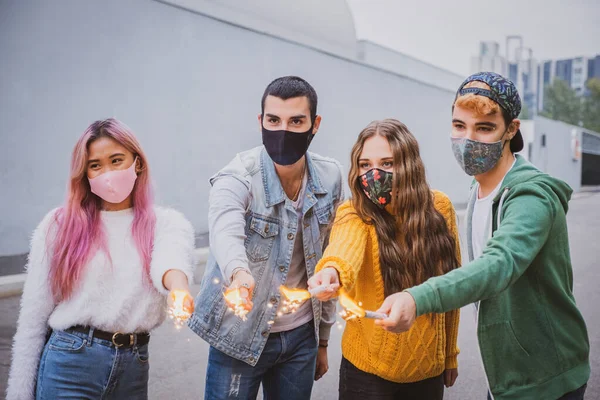 Grupo Amigos Multiétnicos Brincando Com Sparklers Usando Máscaras Segurança Facial — Fotografia de Stock