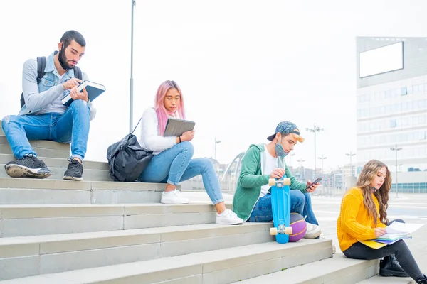 Tinerii Studiază Outoor Timpul Pandemiei Coronavirus Patru Studenți Universitari Multietnici — Fotografie, imagine de stoc