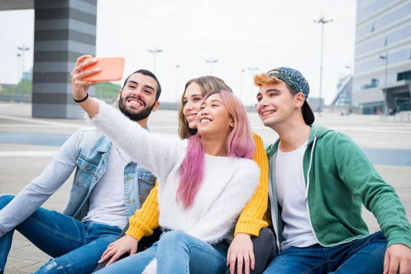 Group Young Friends Taking Selfie City Happy Millennials Sharing Content — Stok fotoğraf