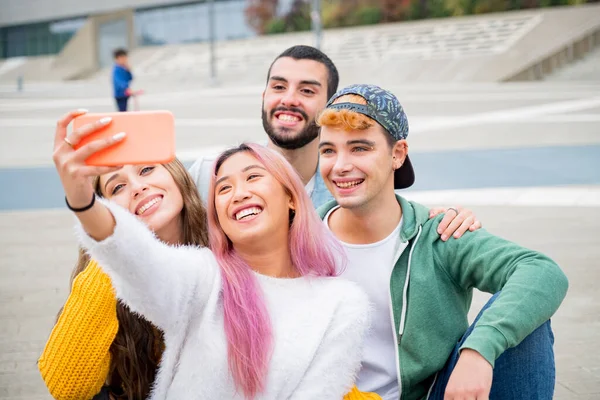 Group Young Friends Taking Selfie City Happy Millennials Sharing Content — Stok fotoğraf