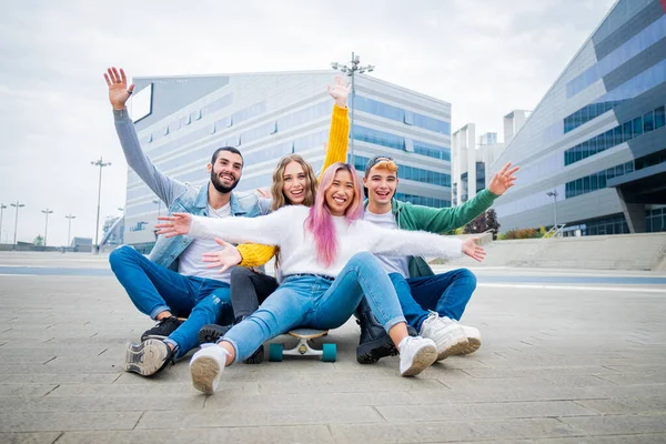 Kaykay Parkında Oynaşan Bir Grup Genç Kaykay Yapan Mutlu Genç — Stok fotoğraf