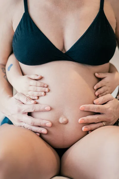 여자와 아기를 임신부와 아기를 가족에 양육에 — 스톡 사진