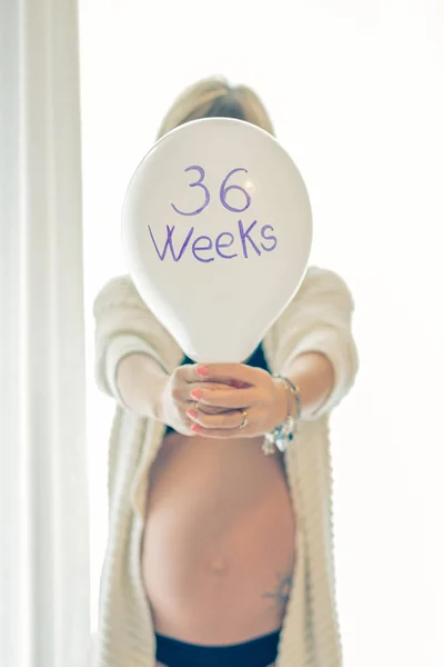 Pregnant Woman Holding Balloon Words Weeks Young Pregnant Girl Taking — Stock Photo, Image