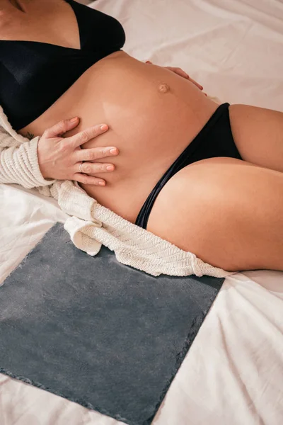임산부는 집에서 조그마 칠판을 임산부의 모습을 가까이서 수있는 침대에서 휴식을 — 스톡 사진