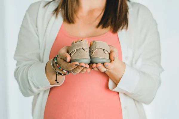 Gravid Mamma Med Magen Håller Sneakers Sitt Barn Flicka Väntar — Stockfoto